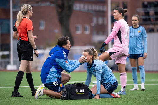 Djurgårdens Elsa Pelgander har ont och får vård