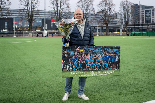 Djurgårdens VD Henrik Berggren tackas av