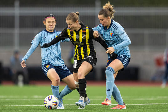 Djurgårdens Urara Watanabe och Elsa Pelgander mot Häckens