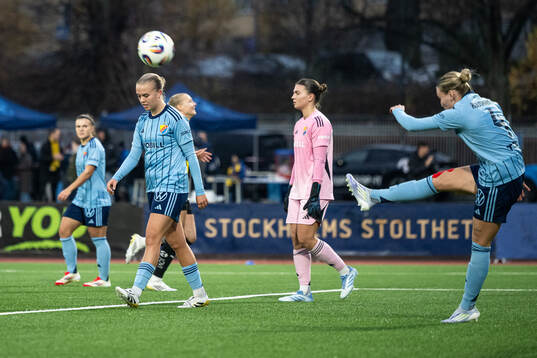Djurgårdens Elin Westlund och Nanne Ruuskanen deppar