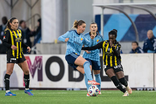 Djurgårdens Alexandra Jonasson och Häckens Monica Jusu Bah