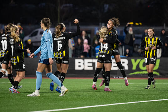 Häckens Matilda Nildén och Felicia Schröder jublar