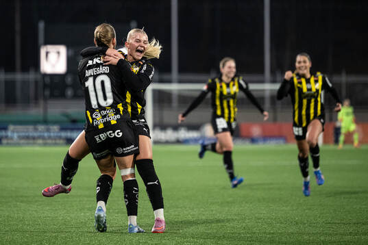 Häckens Anna Anvegård och Matilda Nildén jublar
