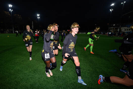 Häckens Monica Jusu Bah och Anna Anvegård jublar
