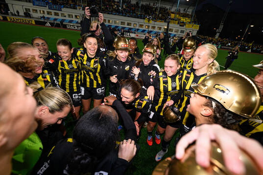 Häckens spelare jublar