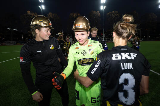 Häckens målvakt Jennifer Falk jublar