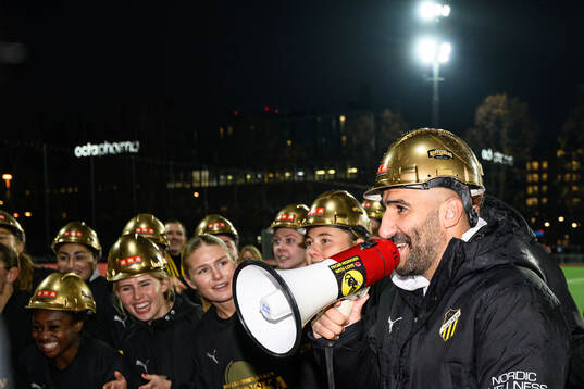 Häckens tränare Mak Lind jublar