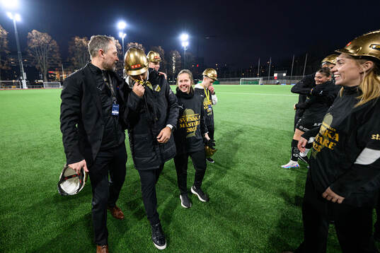 Häckens tränare Mak Lind jublar