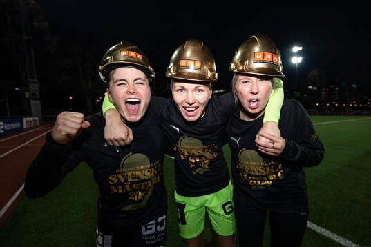 Häckens Hanna Wijk, målvakt Jennifer Falk och