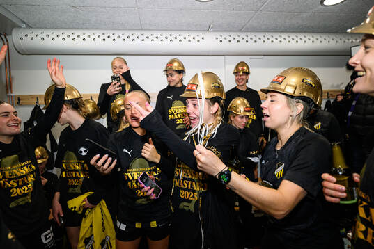 Häckens spelare jublar i omklädningsrummet