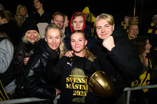 Häckens Matilda Nildén jublar med Pia Nildén, David