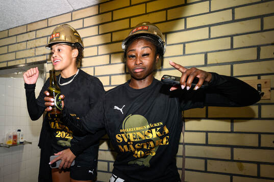 Häckens Felicia Schröder och Monica Jusu Bah jublar i