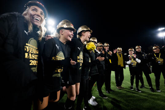 Häckens tränare Mak Lind och spelare jublar