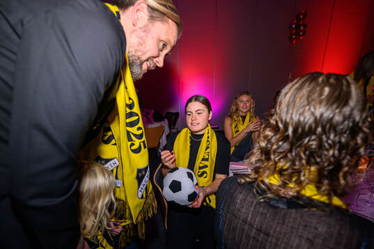 Häckens klubbchef Marcus Jodin och Hanna Wijk på