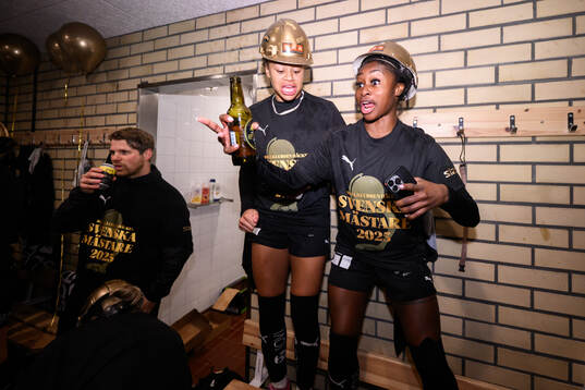 Häckens Felicia Schröder och Monica Jusu Bah jublar i