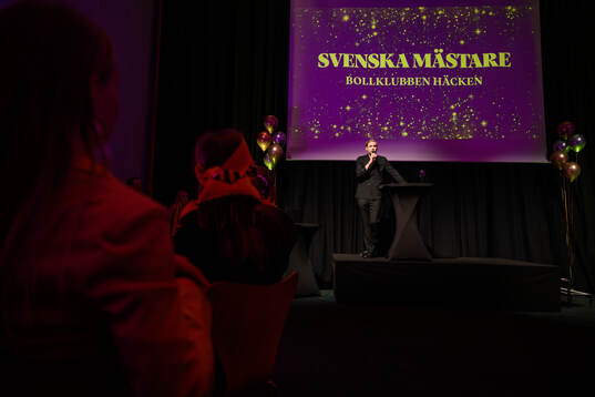 Häckens klubbchef Marcus Jodin håller tal på