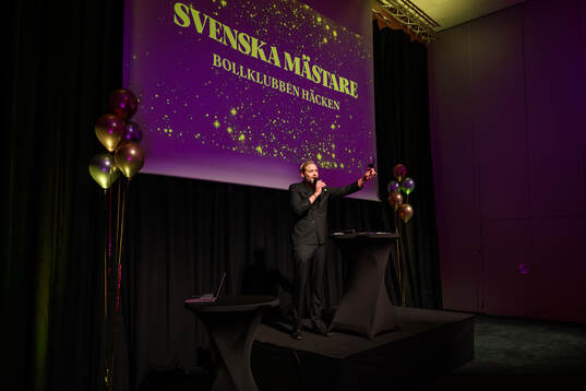 Häckens klubbchef Marcus Jodin håller tal på