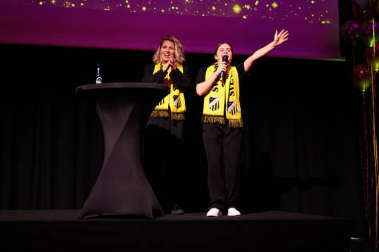 Häckens målvakt Jennifer Falk och Hanna Wijk på