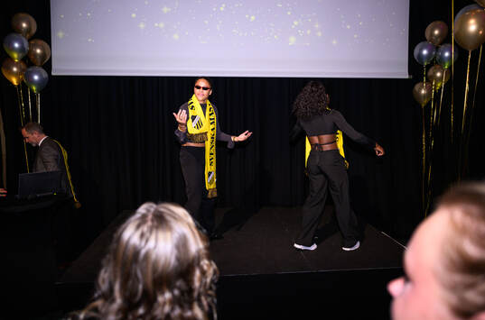 Häckens Felicia Schröder och Monica Jusu Bah på