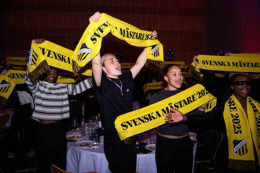 Häckens Paulina Nyström och Felicia Schröder på