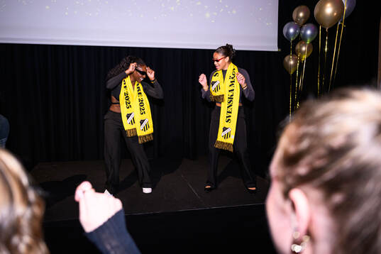 Häckens Felicia Schröder och Monica Jusu Bah på