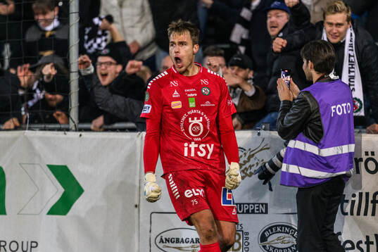 Örebros målvakt Jakub Ojrzynski jublar