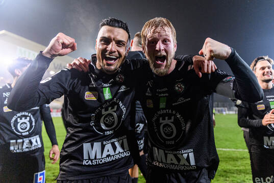 Örebros Ahmed Yasin och Karl Holmberg jublar