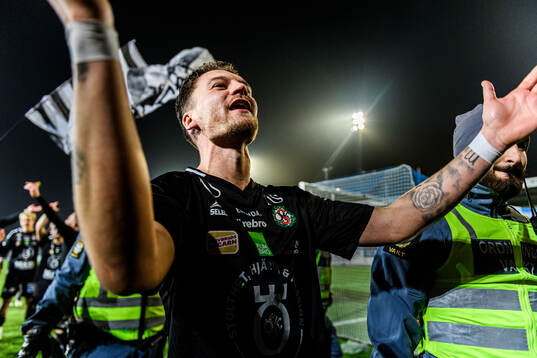 Örebros Samuel Kroon jublar