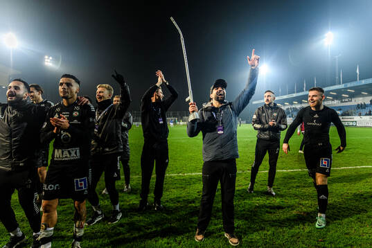 Örebros Alai Ghasem jublar med lagkamrater
