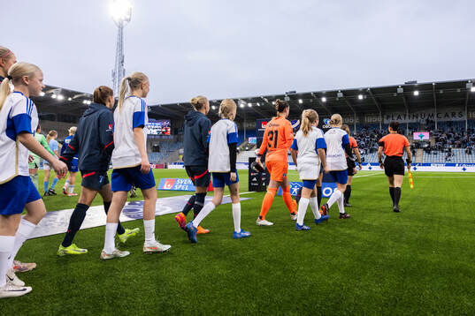Malmö FFs spelare på väg in på planen