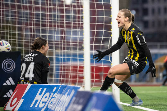 Häckens Tabby Tindell och Anna Anvegård jublar