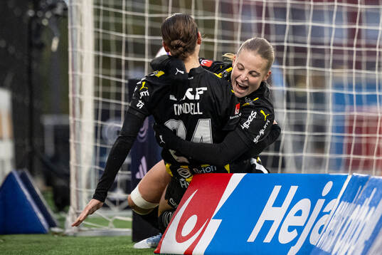 Häckens Tabby Tindell och Anna Anvegård jublar