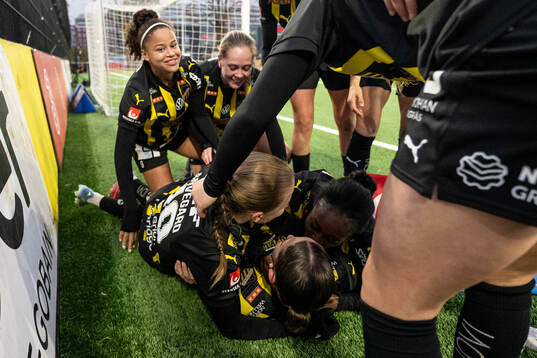 Häckens Tabby Tindell jublar