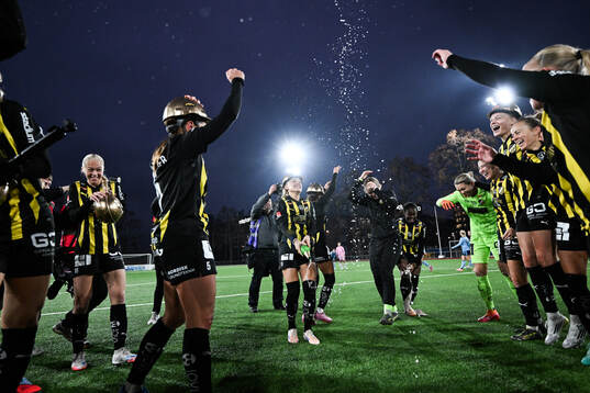 Häckens spelare jublar