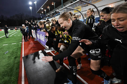 Häckens spelare jublar