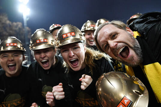 Häckens spelare och klubbdirektör Marcus Jodin jublar