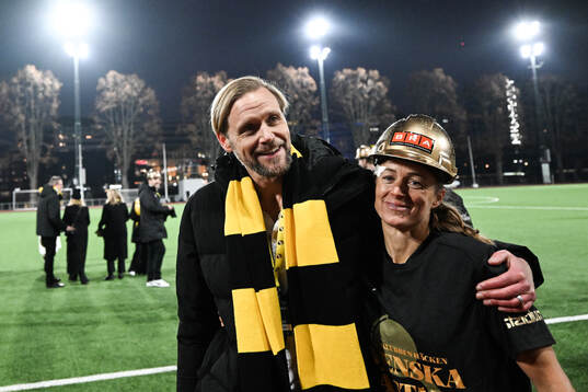 Häckens klubbdirektör Marcus Jodin jublar med Aivi Luik
