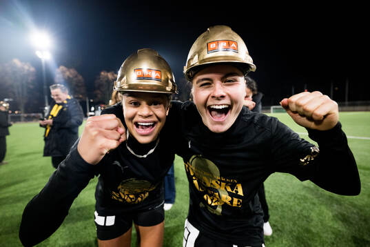 Häckens Felicia Schröder och Hanna Wijk jublar