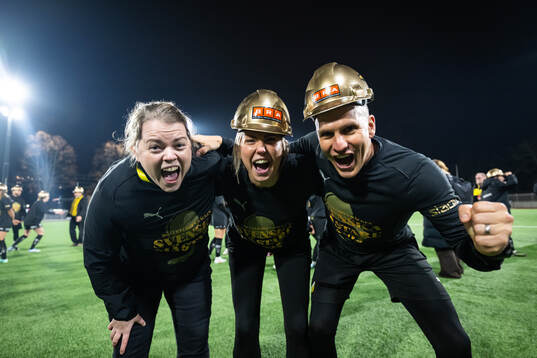 Häckens fysio Isabelle Fjäll och Mikaela Johansson jublar
