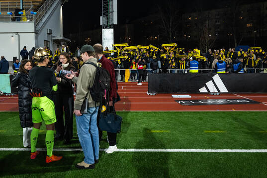 Häckens målvakt Jennifer Falk blir intervjuad