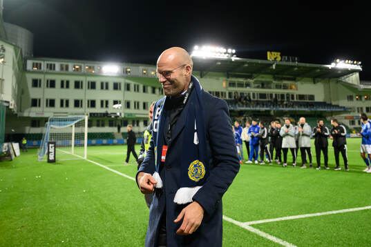 GIF Sundsvalls sportchef Joel Cedegren hyllas av publiken