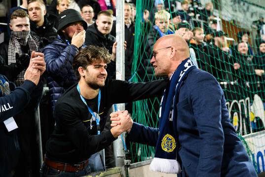GIF Sundsvalls sportchef Joel Cedegren hyllas av publiken