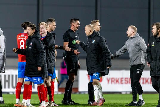 Spelare och ledare tackar Domare Magnus Lindgren och hans