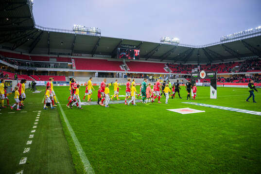 Spelarna marscherar in