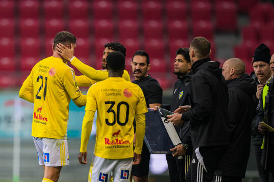 Falkenbergs Albin Andersson lämnar planen