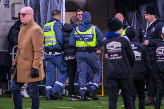 En person förs bort