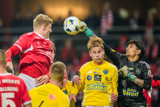 Kalmars Lars Sætra och Falkenbergs målvakt Gustav