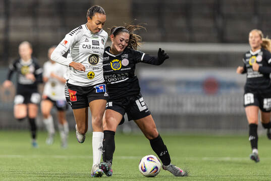 Örebro SKs Olivia Okara och IK Uppsalas Amelia Olofsson