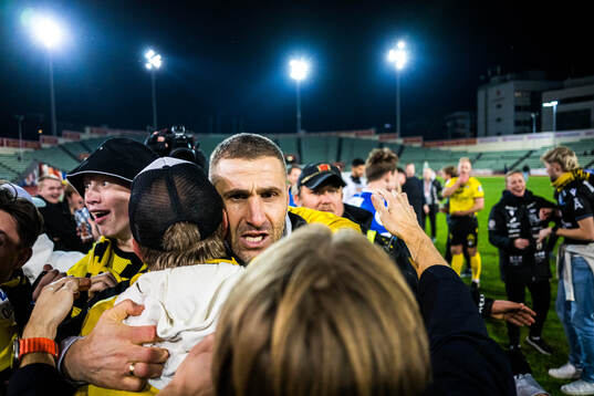 Head coach Azar Karadas of Start celebrates promotion to