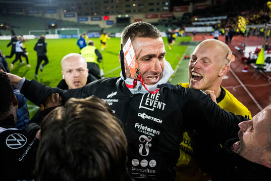 Head coach Azar Karadas of Start celebrates promotion to
